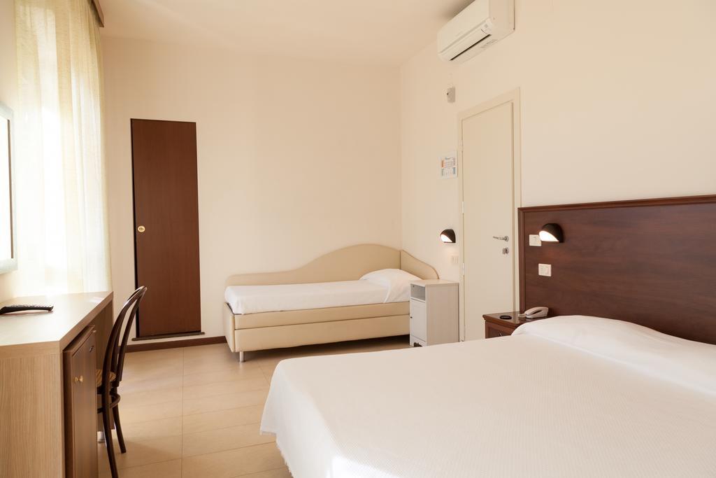 Hotel Metropol Pesaro Kültér fotó